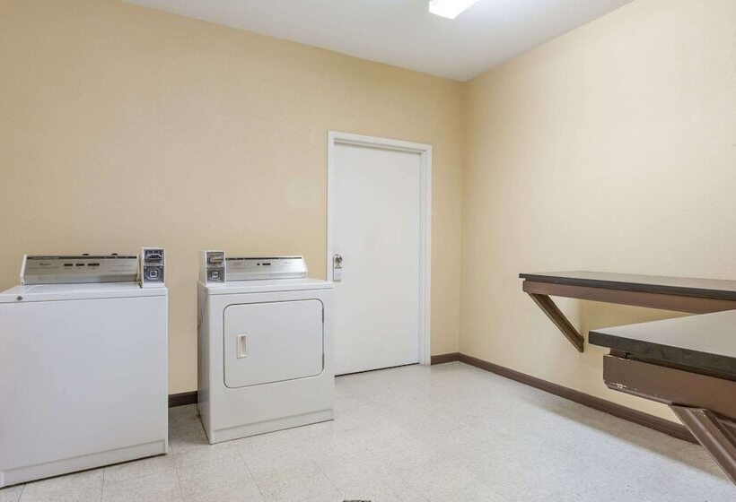 فندق Days Inn By Wyndham Near Kansas Speedway