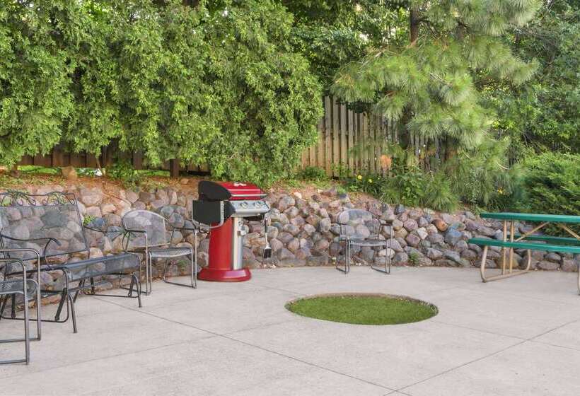 Отель Days Inn & Suites By Wyndham Green Bay Wi