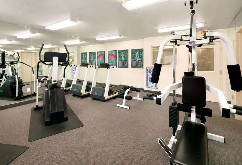 Отель Days Inn & Suites By Wyndham Green Bay Wi