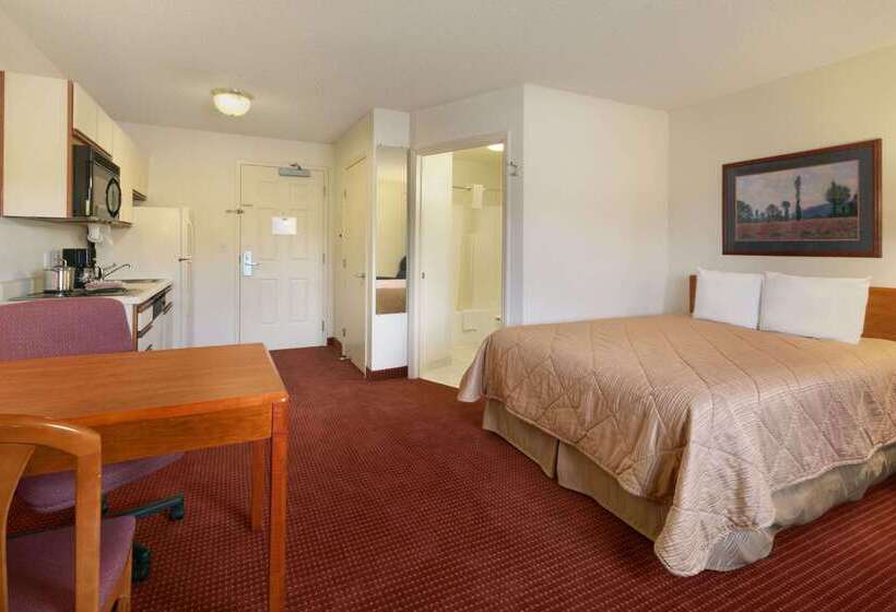 Отель Days Inn & Suites By Wyndham Green Bay Wi