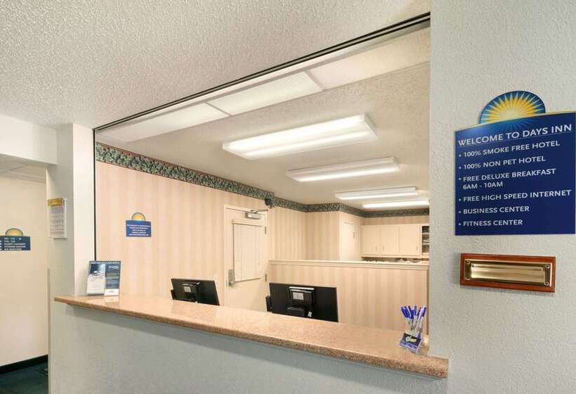 Отель Days Inn & Suites By Wyndham Green Bay Wi