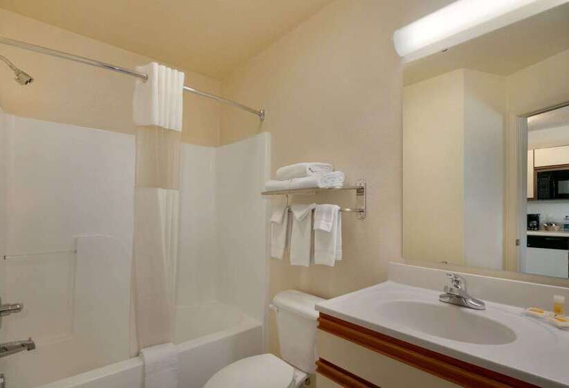 Отель Days Inn & Suites By Wyndham Green Bay Wi