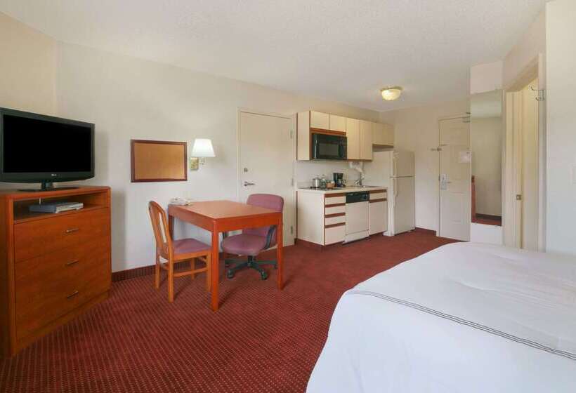Отель Days Inn & Suites By Wyndham Green Bay Wi
