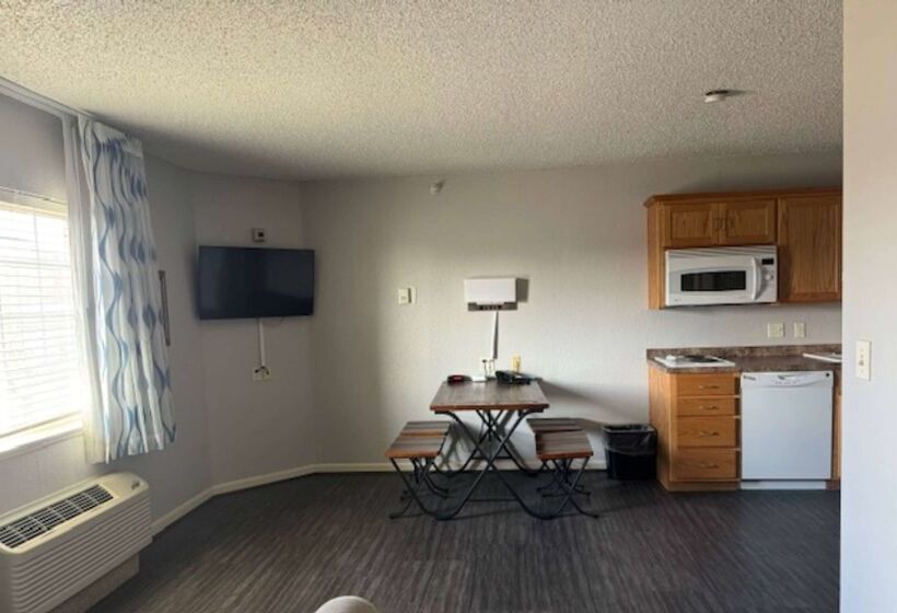 Отель Days Inn & Suites By Wyndham Green Bay Wi