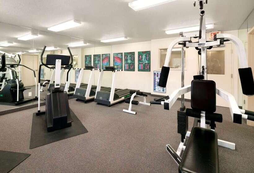 Отель Days Inn & Suites By Wyndham Green Bay Wi