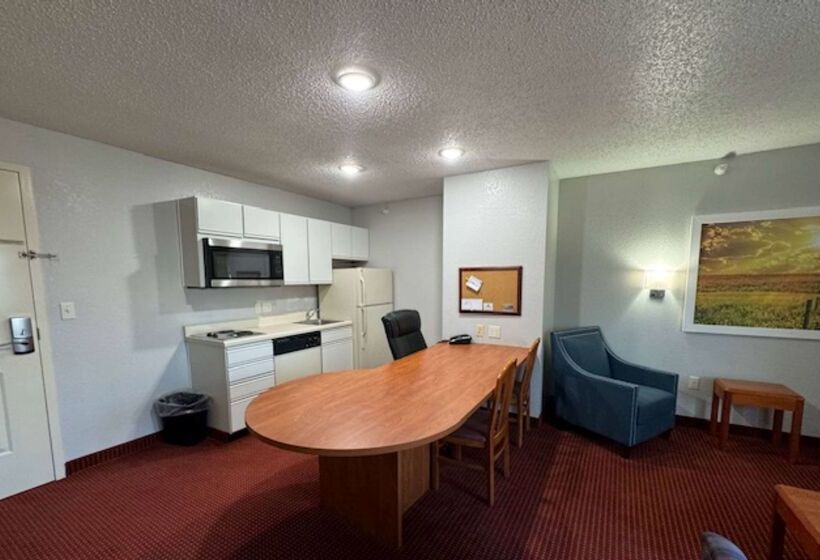 Отель Days Inn & Suites By Wyndham Green Bay Wi