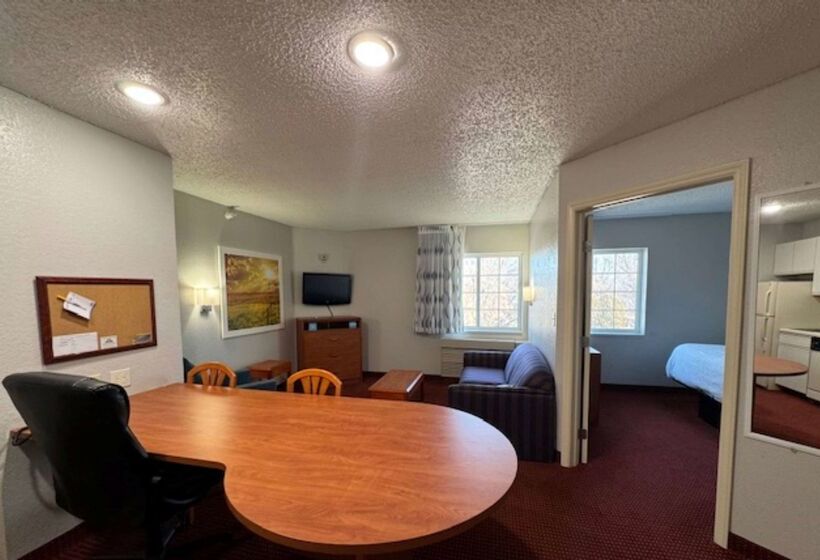 Отель Days Inn & Suites By Wyndham Green Bay Wi