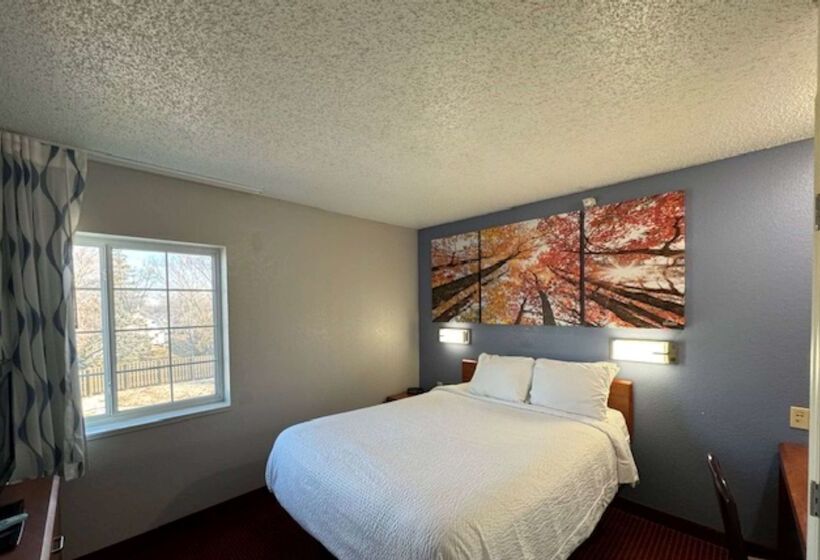 Отель Days Inn & Suites By Wyndham Green Bay Wi