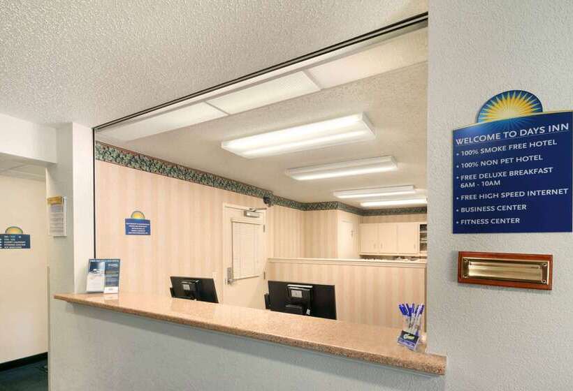 Отель Days Inn & Suites By Wyndham Green Bay Wi