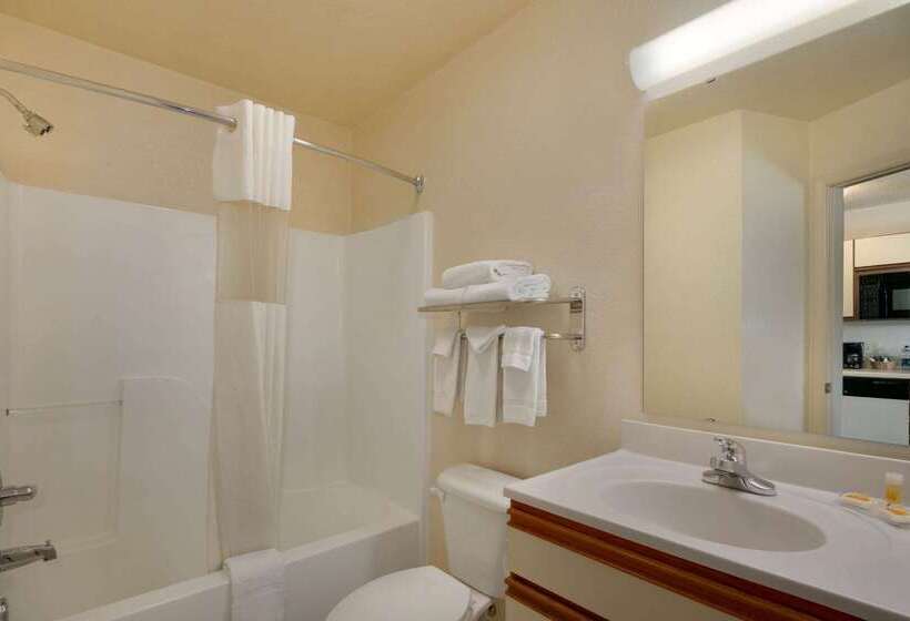 Отель Days Inn & Suites By Wyndham Green Bay Wi