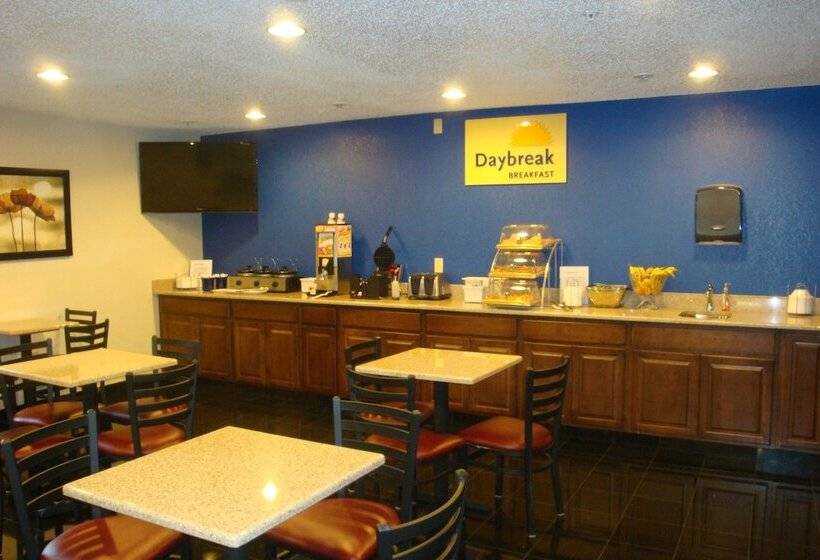 Отель Days Inn & Suites By Wyndham Green Bay Wi