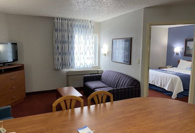 Отель Days Inn & Suites By Wyndham Green Bay Wi