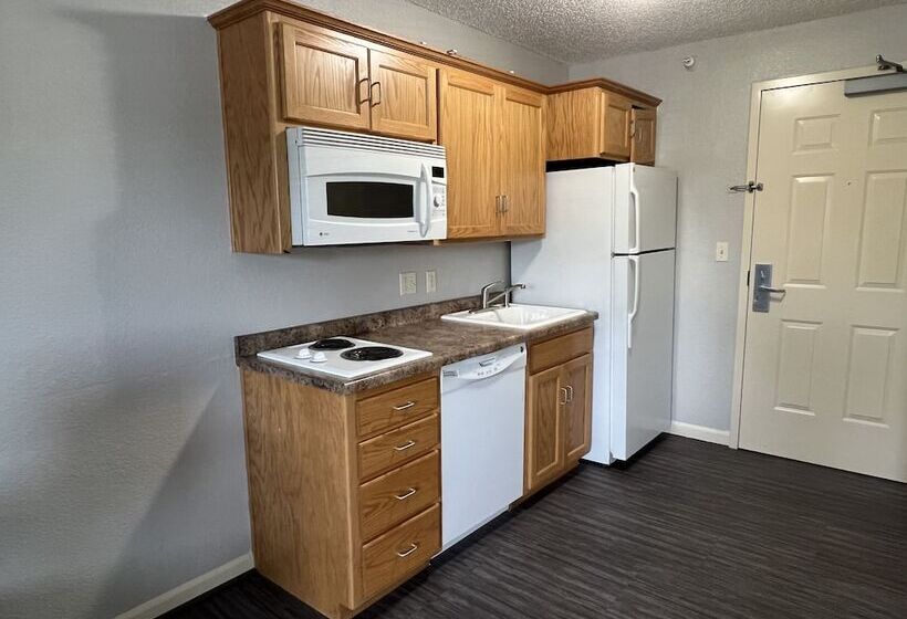 Отель Days Inn & Suites By Wyndham Green Bay Wi