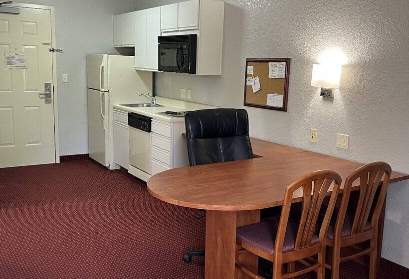 Отель Days Inn & Suites By Wyndham Green Bay Wi
