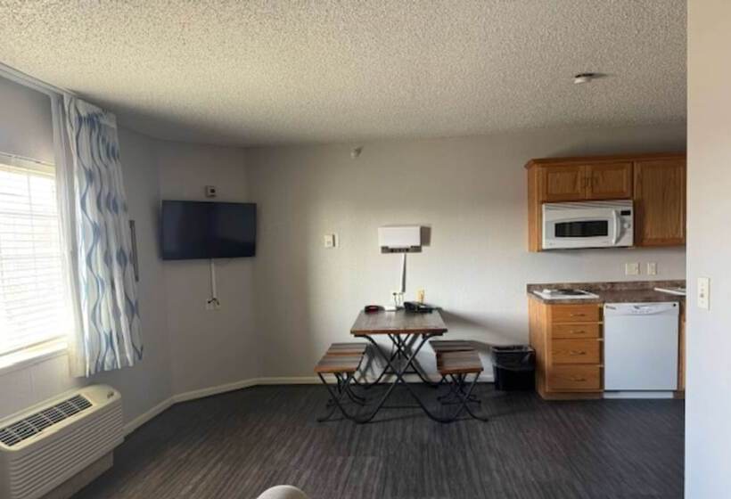 Отель Days Inn & Suites By Wyndham Green Bay Wi