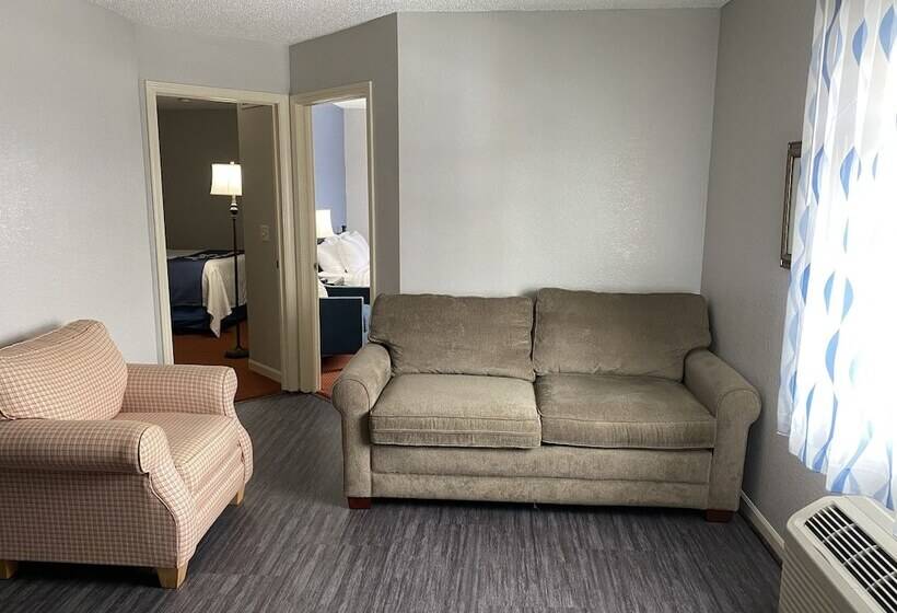 Отель Days Inn & Suites By Wyndham Green Bay Wi