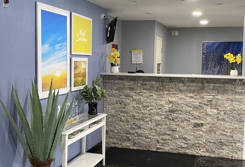 Отель Days Inn & Suites By Wyndham Green Bay Wi