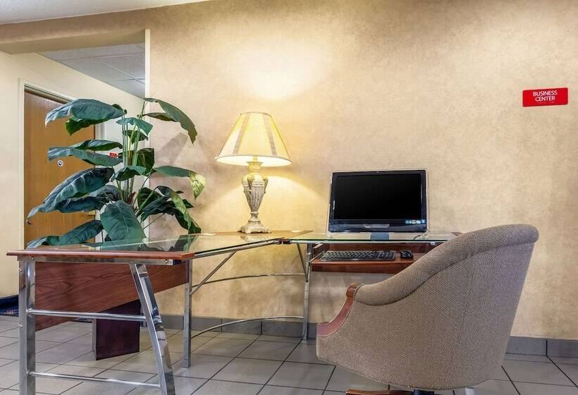 فندق Econo Lodge Inn & Suites Evansville