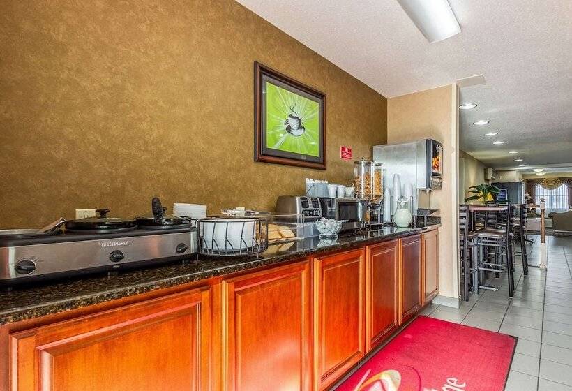 فندق Econo Lodge Inn & Suites Evansville