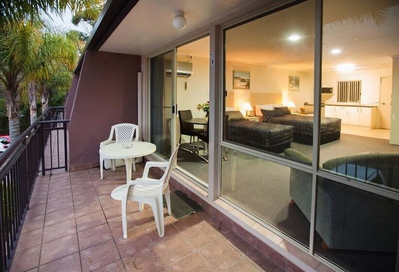 בית מלון כפרי Fairway Motor Inn