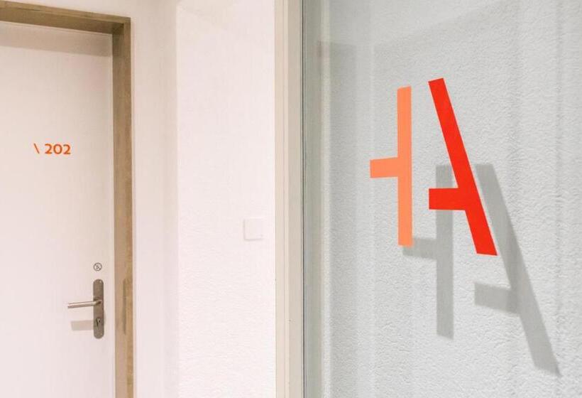 Отель Hôtel Des Arts