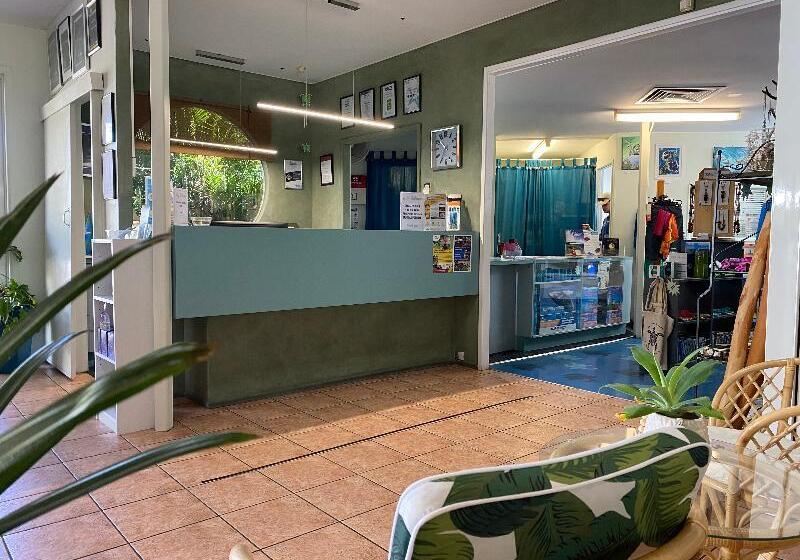 בית מלון כפרי Kellys Beach Resort