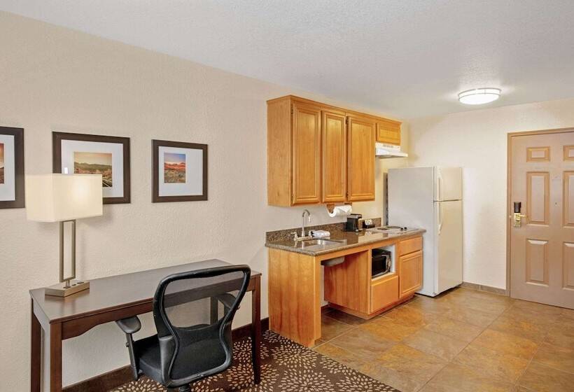هتل La Quinta By Wyndham Las Vegas Redrock/summerlin