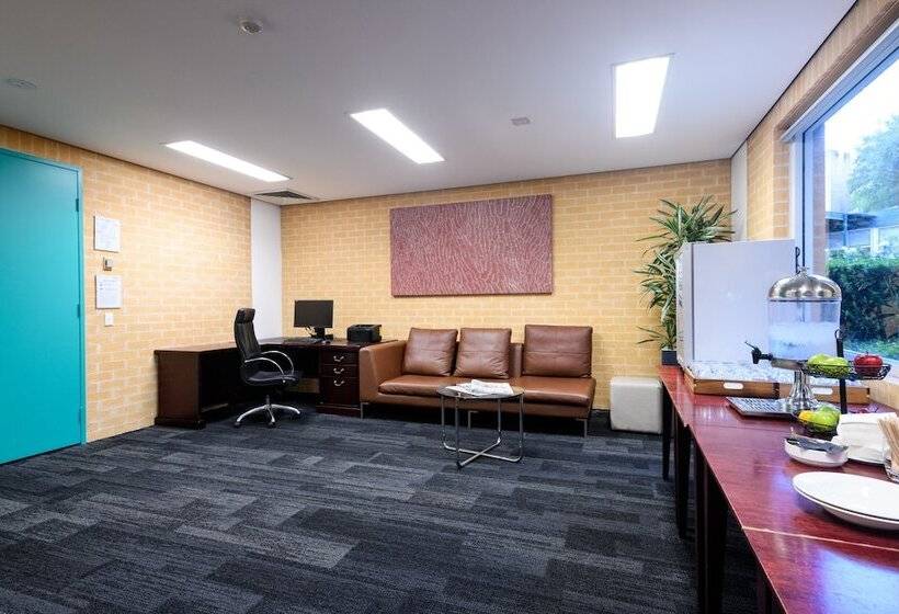 Lakeside Hotel And Conference Centre