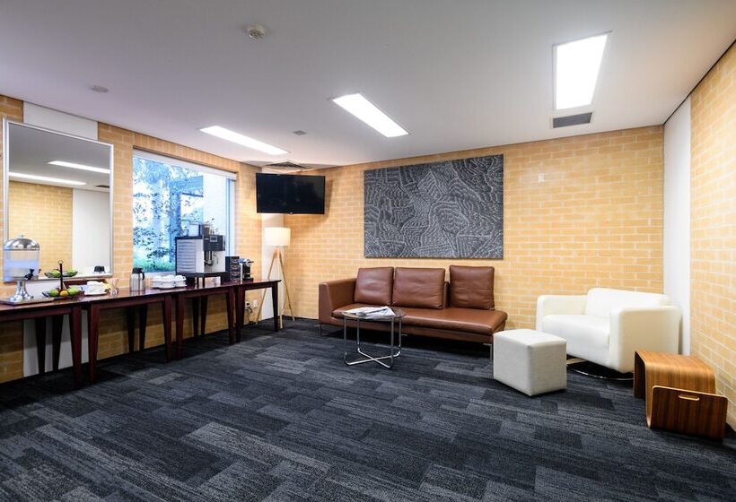 Lakeside Hotel And Conference Centre