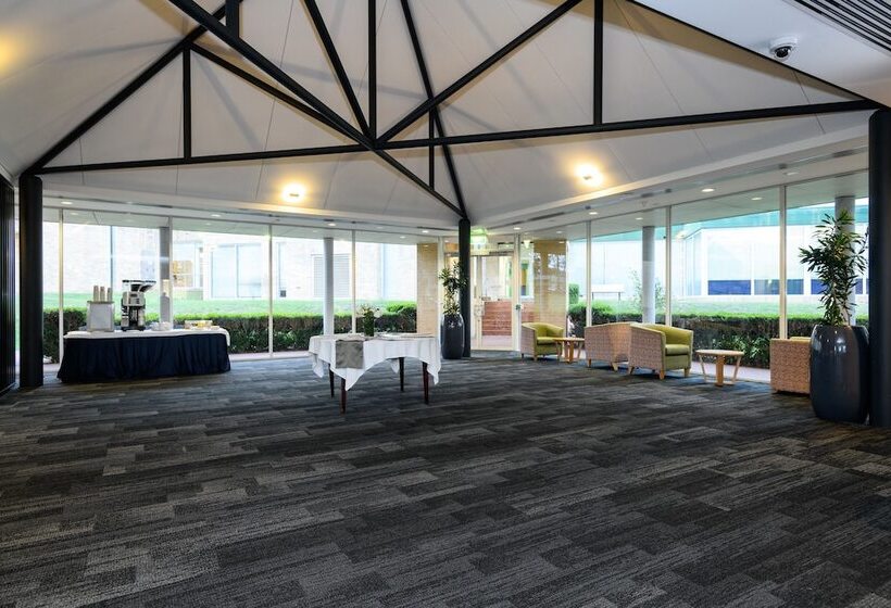 Lakeside Hotel And Conference Centre