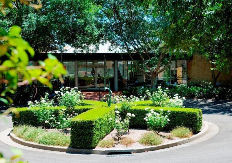 Lakeside Hotel And Conference Centre