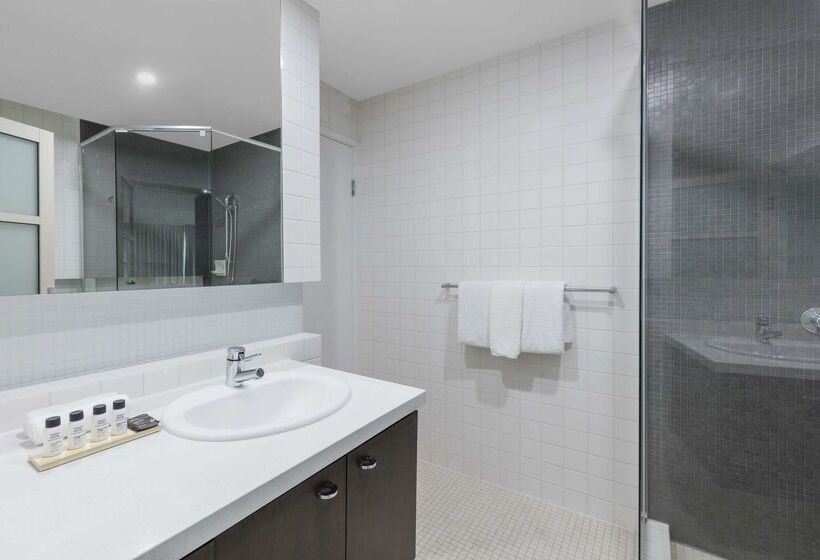 هتل Oaks Adelaide Embassy Suites