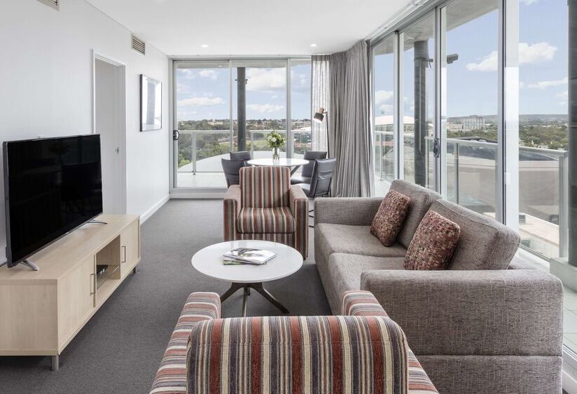 هتل Oaks Adelaide Embassy Suites