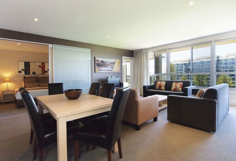 هتل Oaks Glenelg Plaza Pier Suites