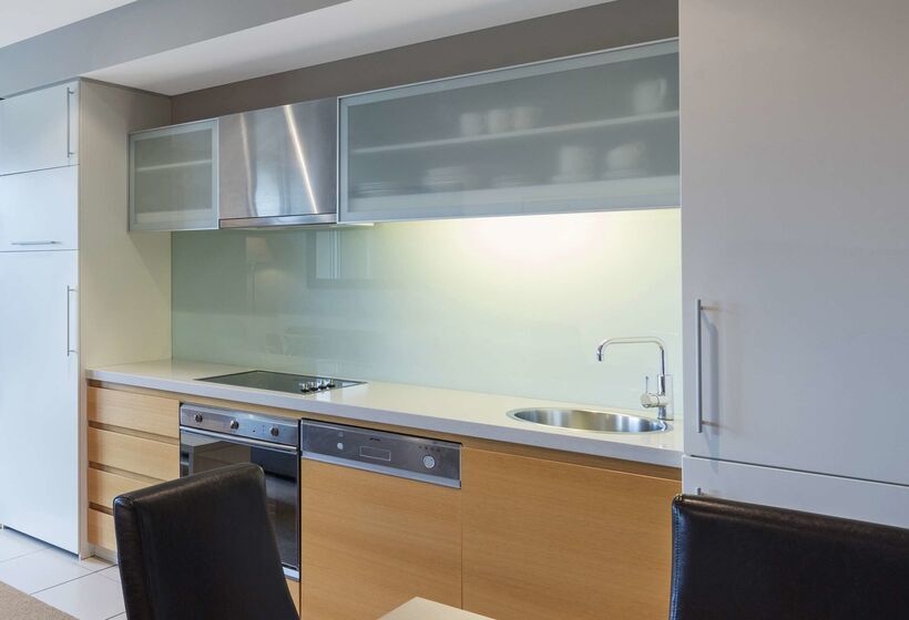 בית מלון כפרי Oaks Glenelg Plaza Pier Suites