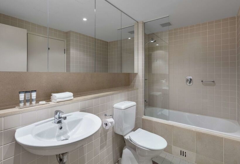 בית מלון כפרי Oaks Glenelg Plaza Pier Suites