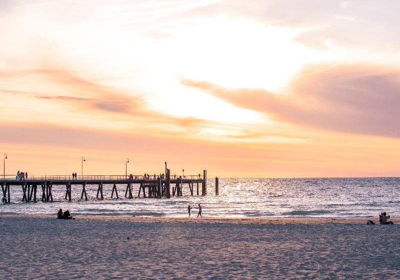 בית מלון כפרי Oaks Glenelg Plaza Pier Suites