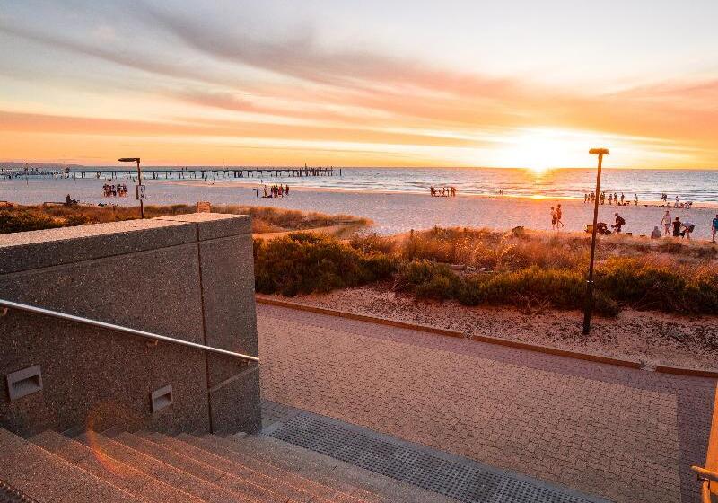 בית מלון כפרי Oaks Glenelg Plaza Pier Suites