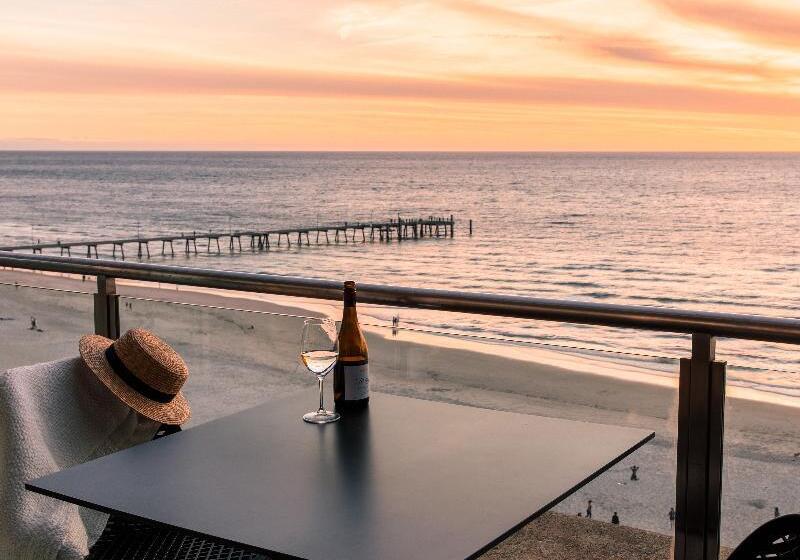 בית מלון כפרי Oaks Glenelg Plaza Pier Suites