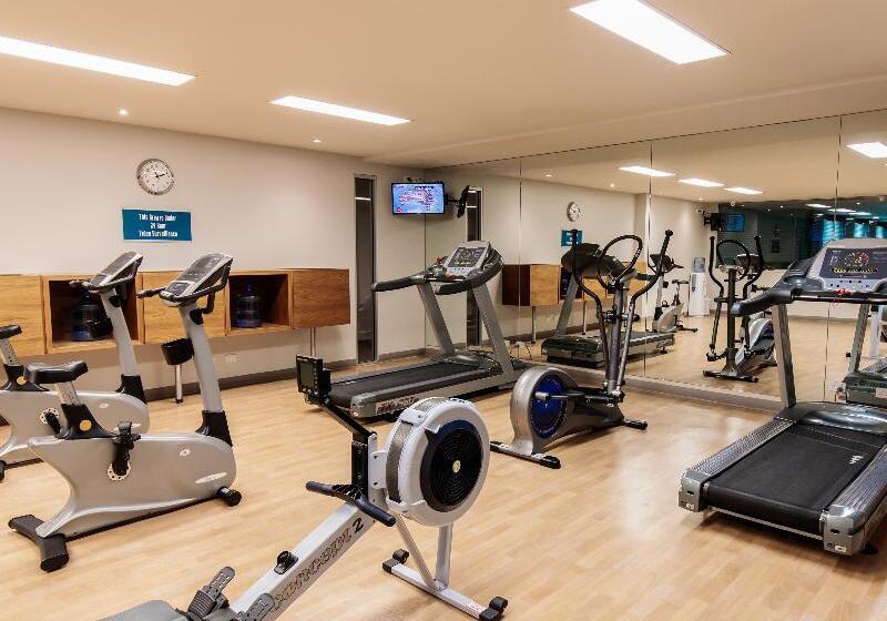 בית מלון כפרי Oaks Glenelg Plaza Pier Suites