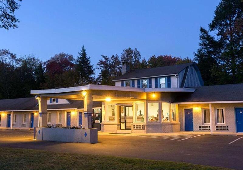 فندق Pocono Night Lodge