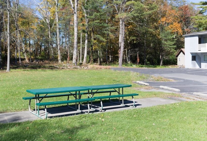 فندق Pocono Night Lodge