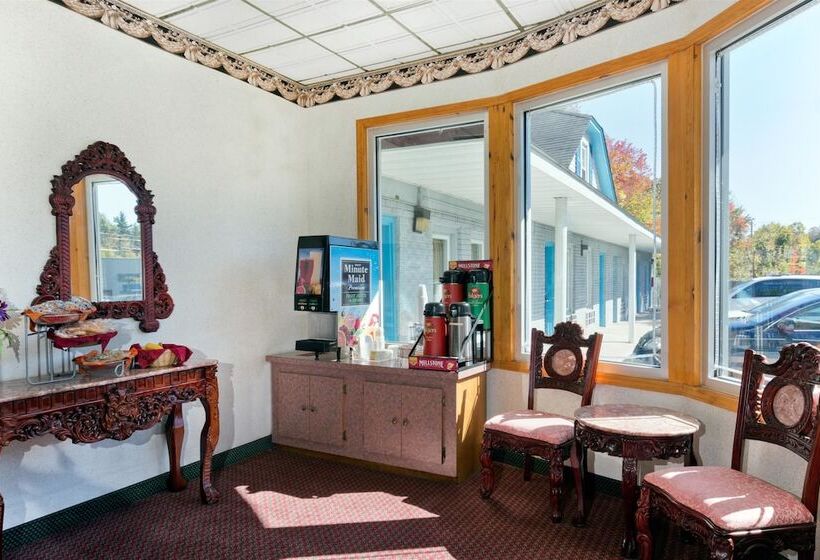 فندق Pocono Night Lodge