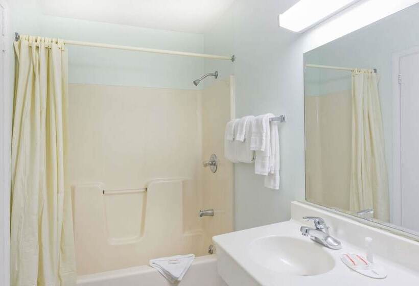 فندق Pocono Night Lodge