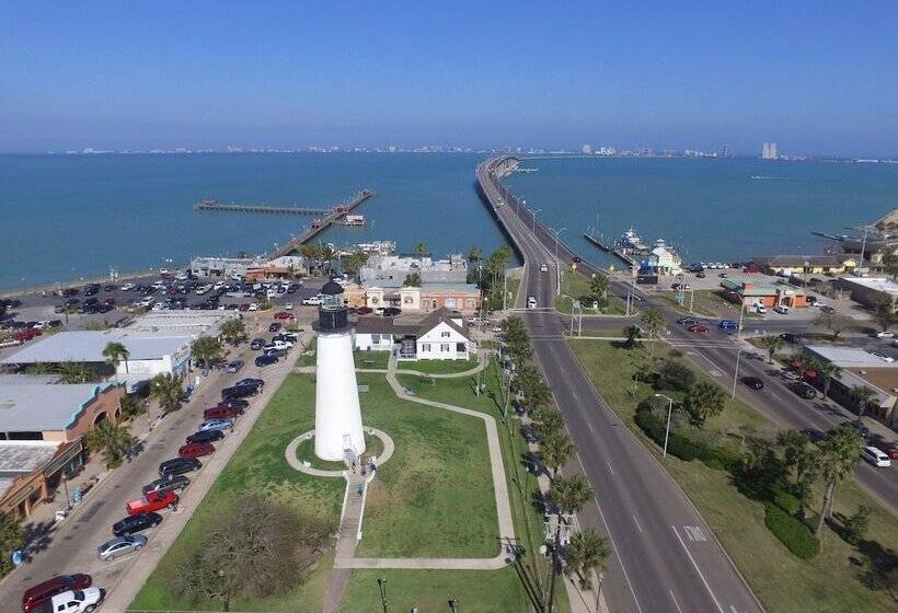 בית מלון כפרי Ramada By Wyndham & Suites South Padre Island