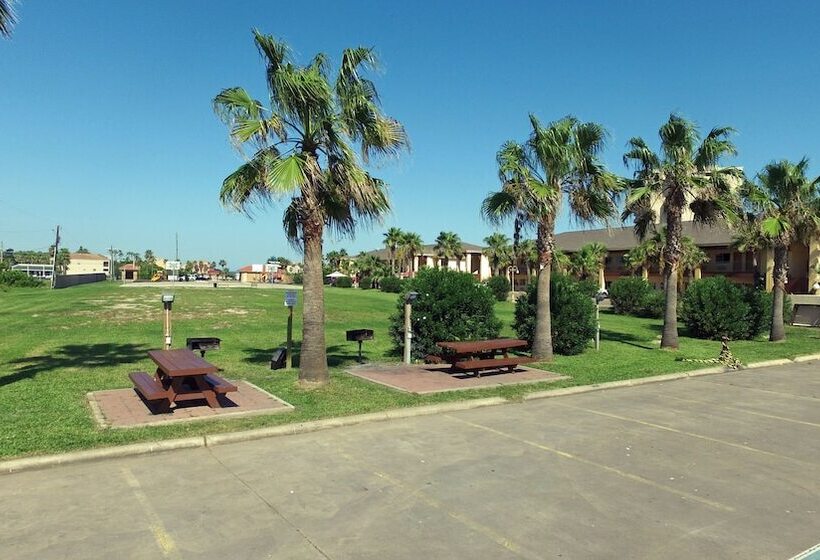 Отель Ramada By Wyndham & Suites South Padre Island