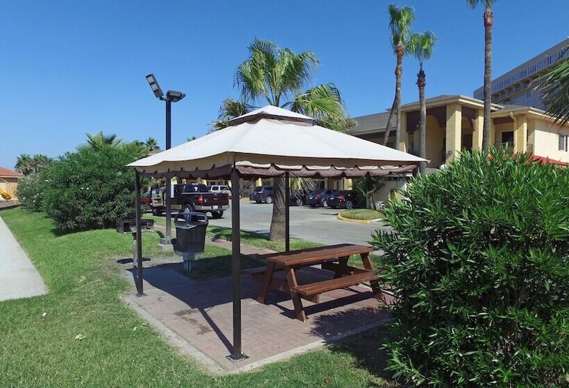 בית מלון כפרי Ramada By Wyndham & Suites South Padre Island