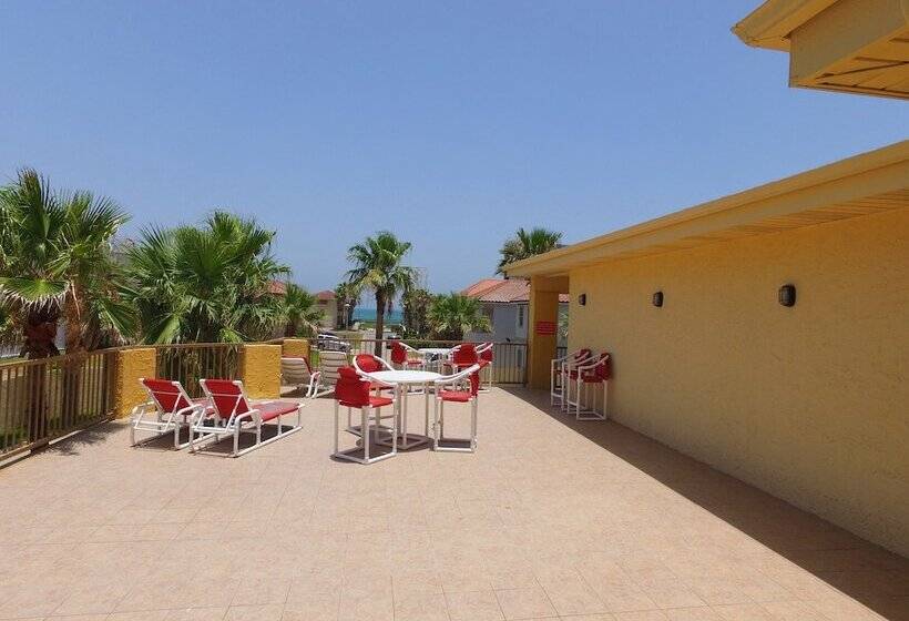 בית מלון כפרי Ramada By Wyndham & Suites South Padre Island