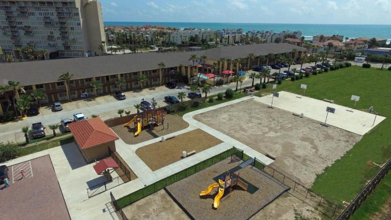 בית מלון כפרי Ramada By Wyndham & Suites South Padre Island