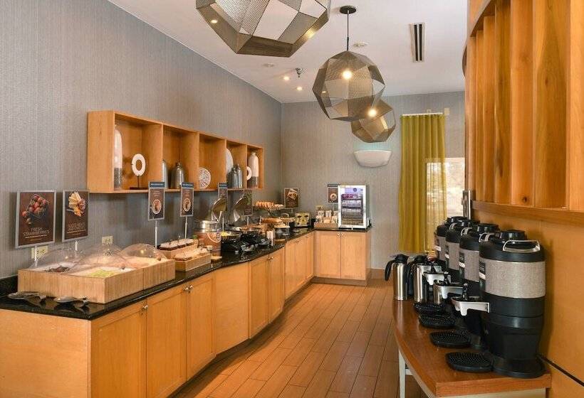 בית מלון כפרי Springhill Suites Des Moines West